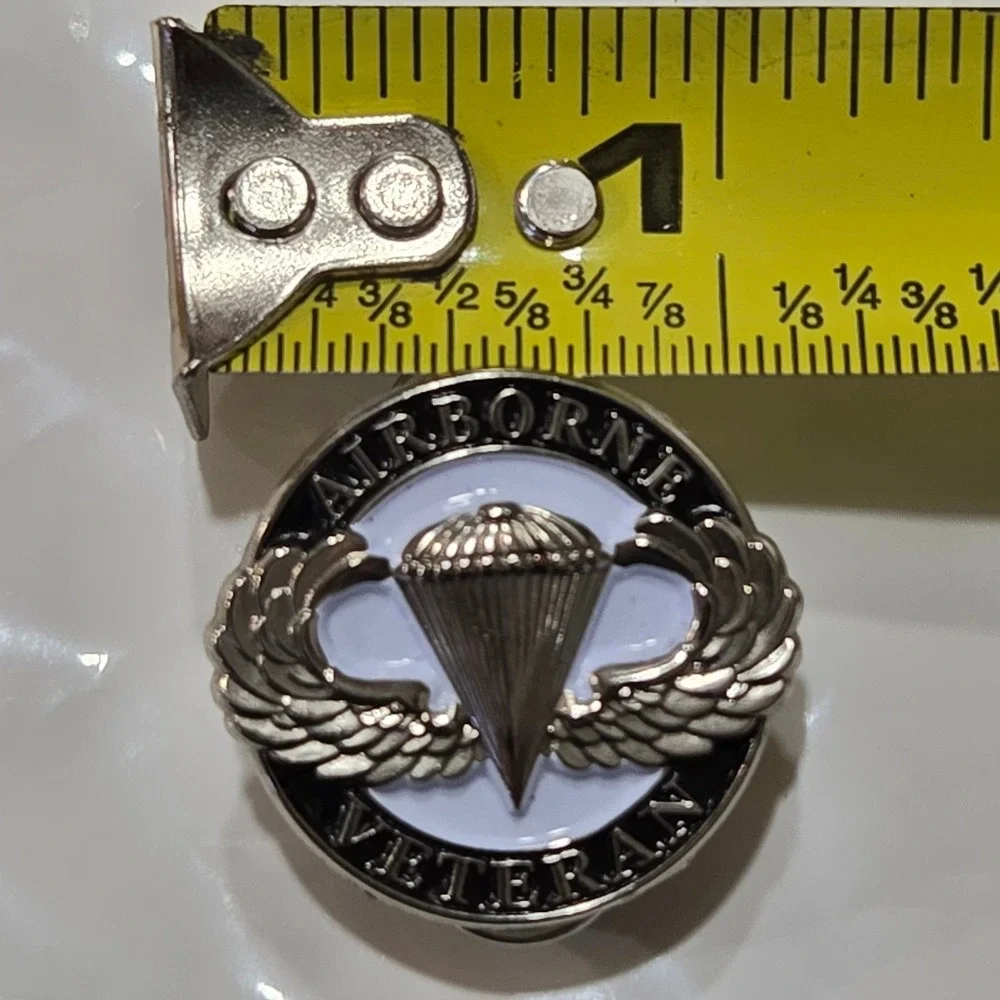 US‎ Army Airborne Veteran Lapel Pin 1999 EEInc P12019 Silver Tone Enamel 1 Inch